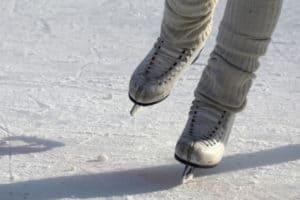 Schlittschuhe auf Eislaufbahn