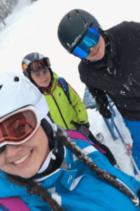 Selfie von Kindern auf Piste