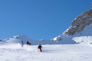 Skifahrer auf leerer Piste