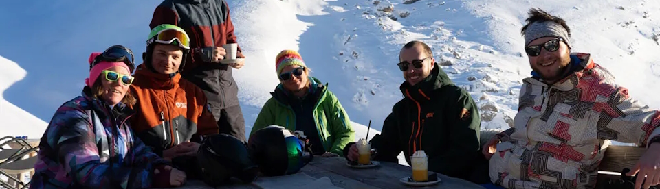 Skifahrende machen Pause