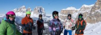 Skifahrende stehen auf der Piste