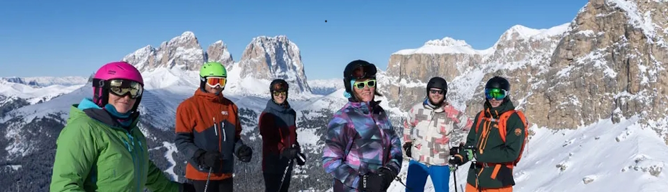 Skifahrende stehen auf der Piste