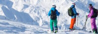 Skifahrer stehen an der Piste