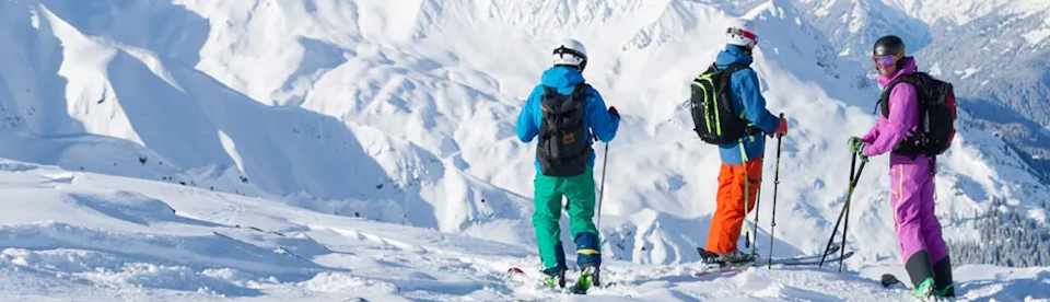 Skifahrer stehen an der Piste