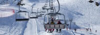 Skifahrer sitzen im Lift