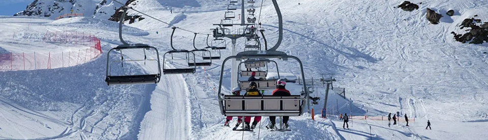 Skifahrer sitzen im Lift