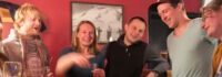 Menschen feiern ausgelassen