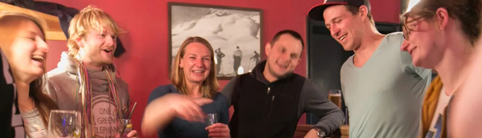 Menschen feiern ausgelassen
