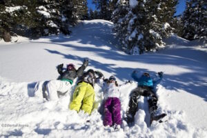 Gruppe Jugendliche im Schnee