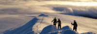 Wanderer auf verschneitem Berg