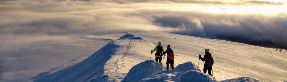 Wanderer auf verschneitem Berg