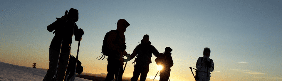 Wandergruppe vor Himmel