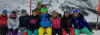 Skigruppe sitzt zusammen