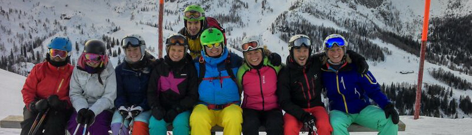 Skigruppe sitzt zusammen