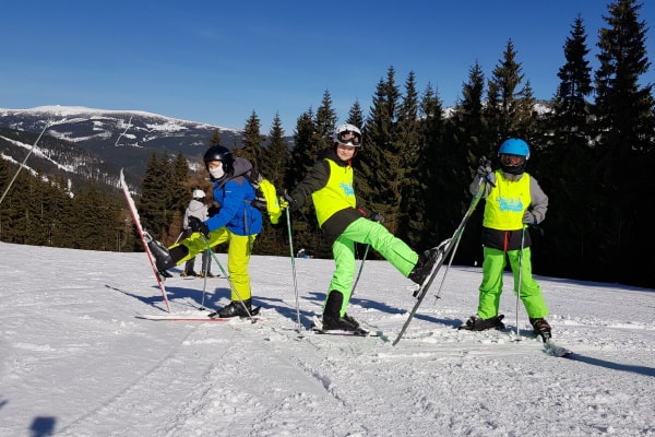 Kinder mit Ski auf Piste