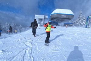 Snowboarder und Skifahrer vor Sessellift