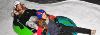 Mädchen beim Snowtubing