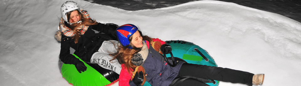 Mädchen beim Snowtubing