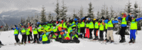 Gruppenfoto von Skigruppe auf Piste