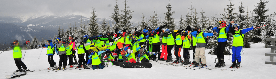Gruppenfoto von Skigruppe auf Piste