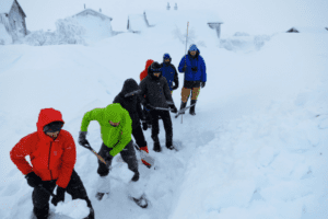 Männer die schneeschaufeln