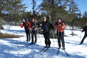 Gruppe auf Langlaufski bei der Skiwanderung in Schweden