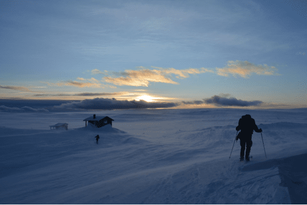 Skiwanderer vor Hütte