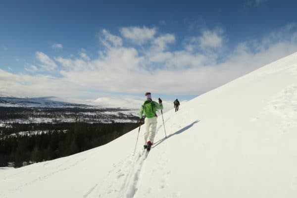 Tourengänger im Schnee Wintercamp Schweden