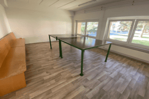 Tischtennisplatte im Raum