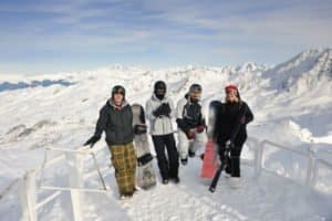 Vier Snowboarder im Winterurlaub für Erwachsene
