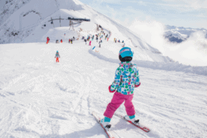 Kleines Mädchen auf Skiern