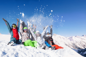 Gruppe von Jugendlichen wirft Schnee in die Höhe