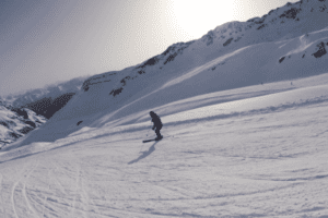 Skiifahrer akkein auf der Piste