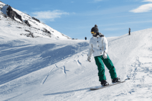 Snowboarderin leitet Kurve ein