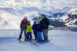 Familiengruppenfoto auf Skiern