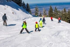 Kinderskikurs mit Leibchen an