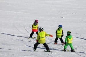 Kinder im Skikurs beim skifahren Hessen