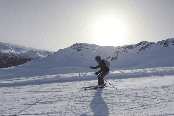 Skifahrer im Schwung