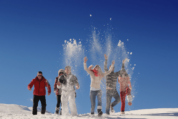 Gruppe von Erwachsenen wirft Schnee