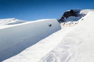 Skifahrer in Halfpipe