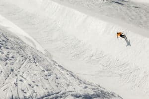 Skifahrer in Halfpipe