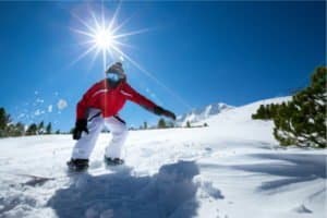 Snowboarder bei Sonnenschein bei Skireisen in Norwegen