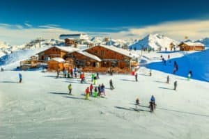 Skihütte mit Menshcne davor