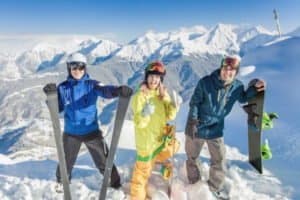 Drei Frunde im Schnee im Skigebiet Ischgl