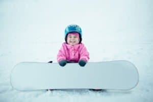 Klines Mädchen mit Snowboard