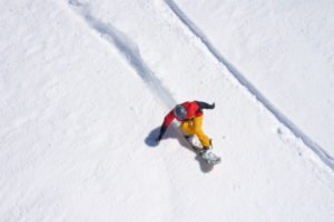 Snowboarder in Pulverschnee aus der Vogelperspektive