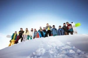 Gruoppenbild von ski- und Snowboardern im Schnee