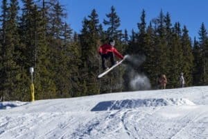 Snowboarder springt über einen Jump