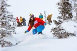 Snowboarderin im Tiefschnee