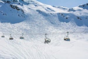 Sessellift vor Bergpanorma in Aktion